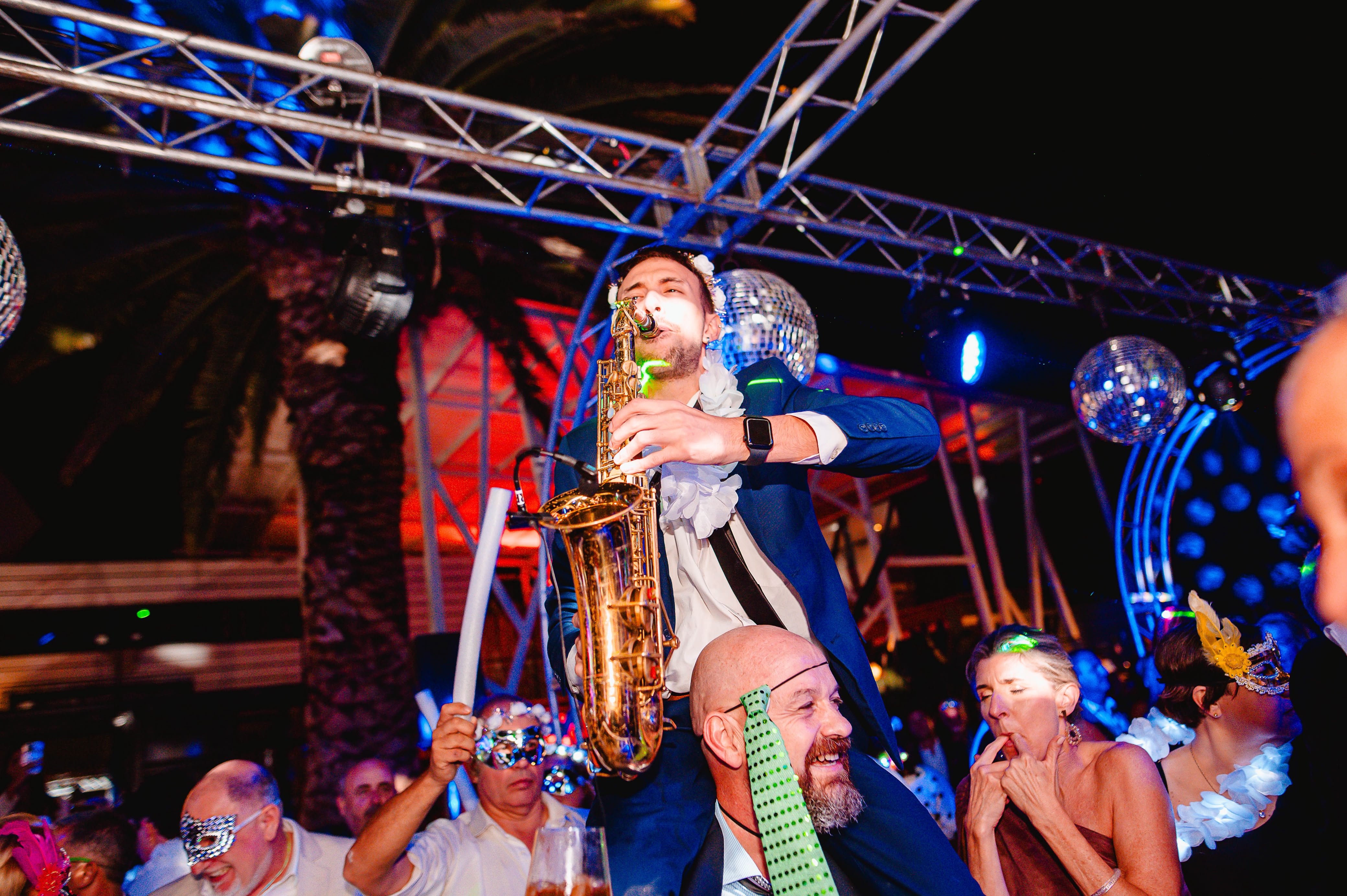 Gonzalo Bucci Saxo en Hombros Fiesta